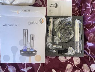 Electric wine opener 	•	Wine aerator/pourer 	•	Foil cutter 	•	Charging base 	•	Power/charging cable 	•	Original packaging + 