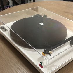 U-Turn Orbit Record Player  w/ Preamp – Like New