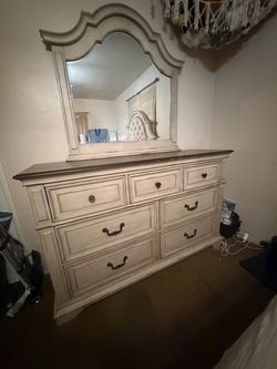 Bedroom set MUST SELL!!!
