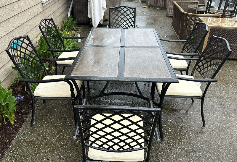 Hampton Bay Patio Table