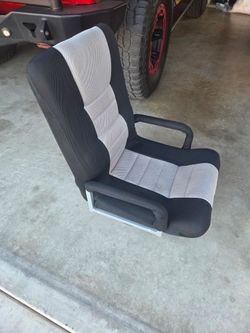 Swivel game chair