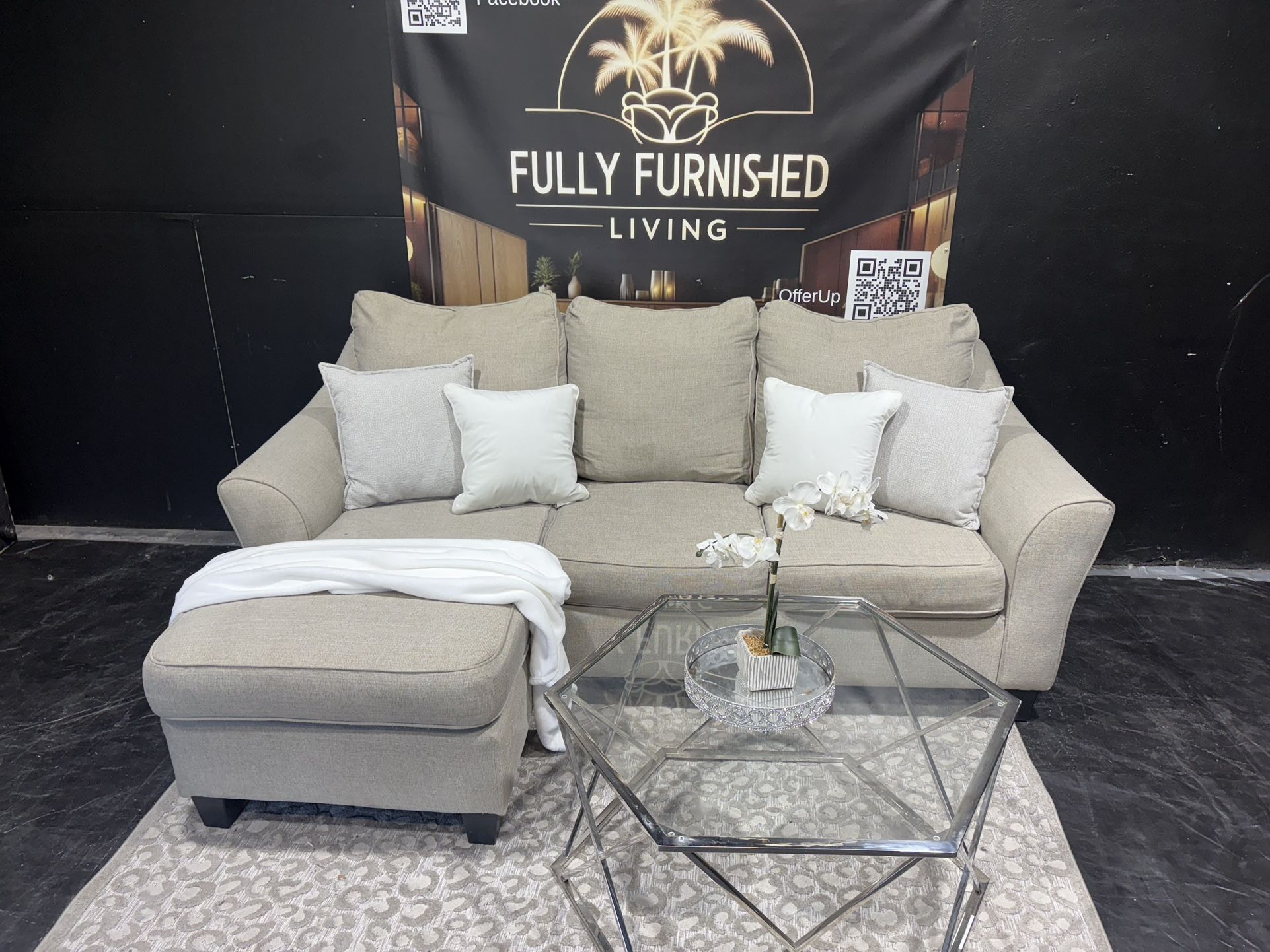 Sectional/couch/sofa,87x60, light grey, reversible chaise, delivery available π