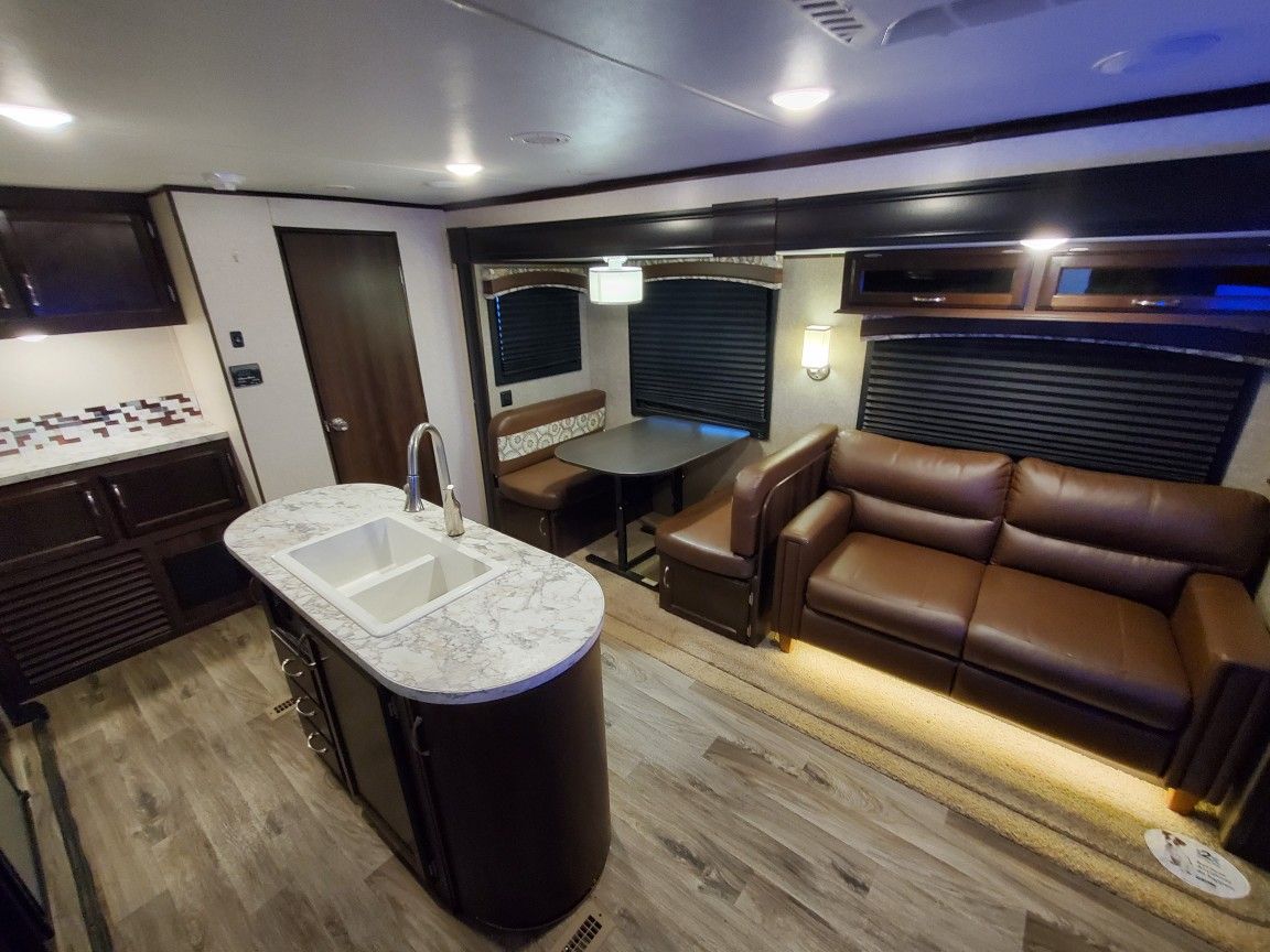 2018 Jayco 32 ft bunk room 3 slide spacious trailer 2 acs 50 amp for