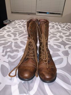 Brown fashion boots.