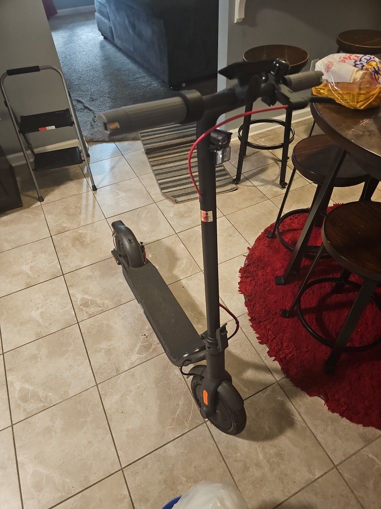 Electric Scooter(20 Mph/25 mile Range)