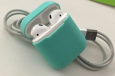 Apple AirPods. Charging station, Silicone case and cable