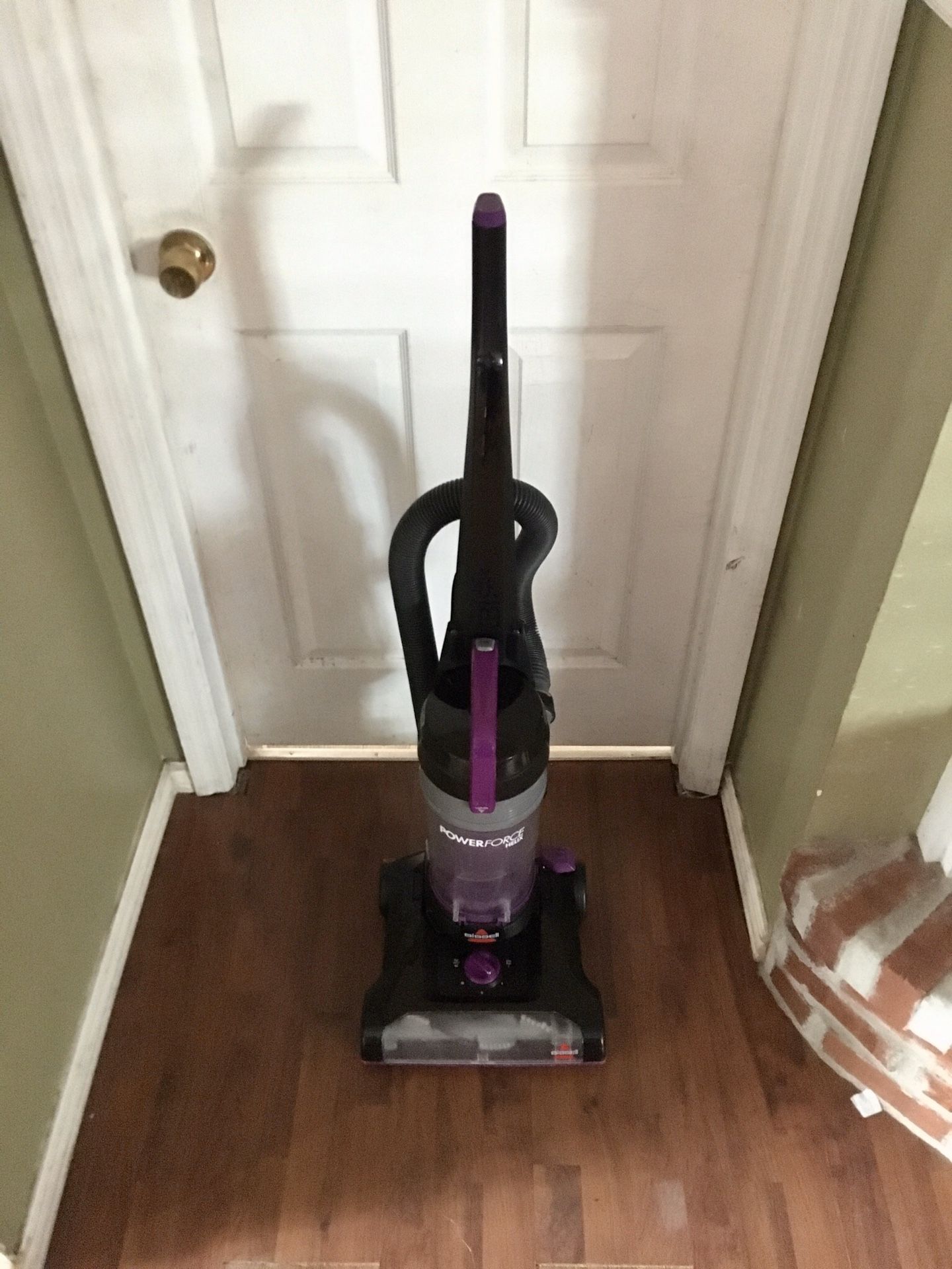 Like new bissell bagless vacuum cleaner