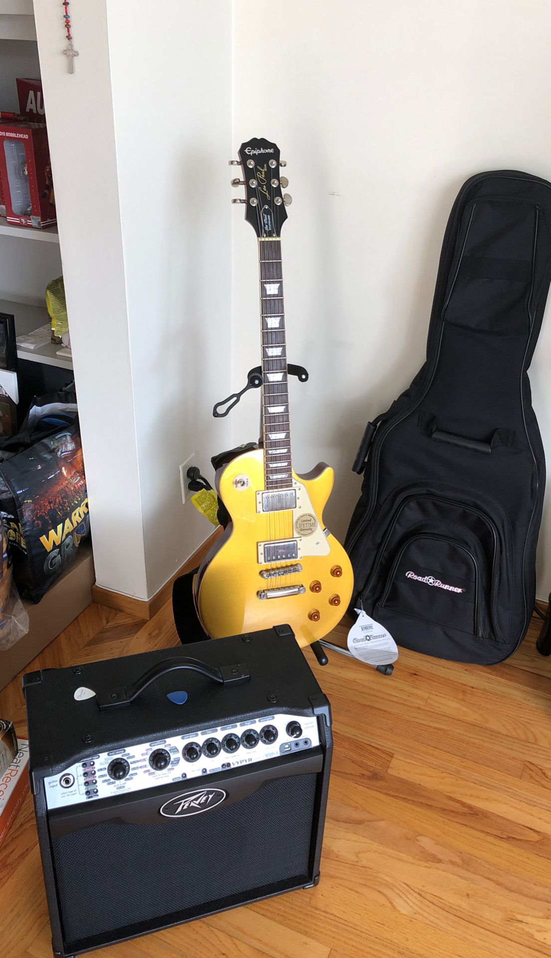 New Les Paul Epiphone , guitar bag, Peavey amp