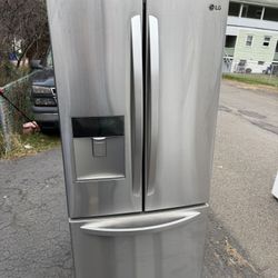 LG 30 in. W 22 cu. ft. French Door Refrigerator with Water Dispenser in Stainless Steel