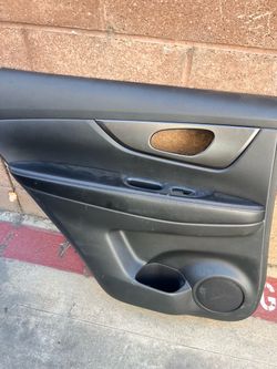 2015 Nissan Rouge door panel