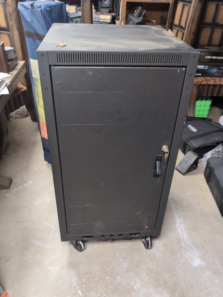 Lockable Rolling Rack Unit