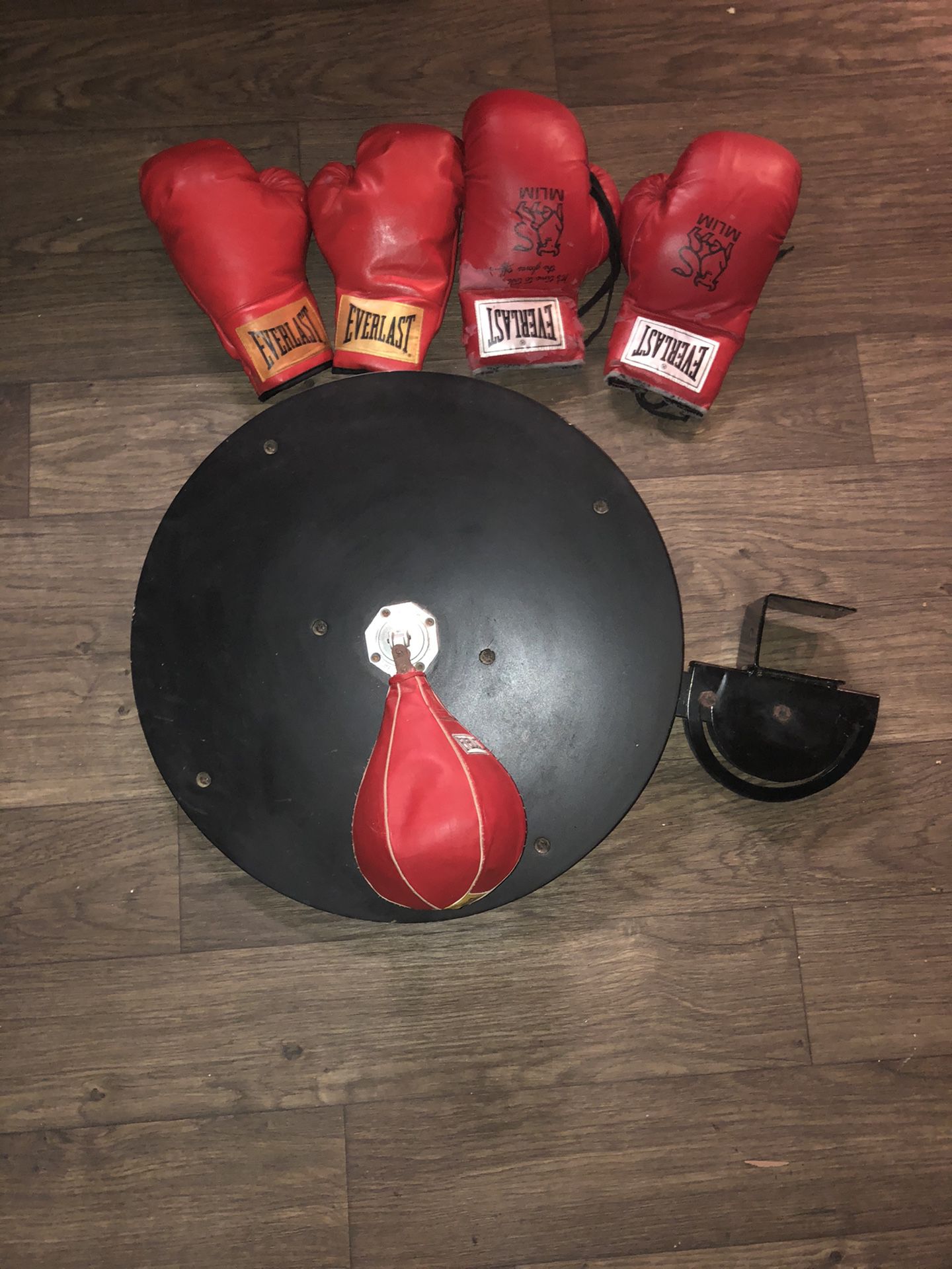 Boxing gloves an speed bag