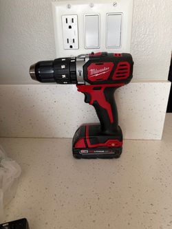 Milwaukee hammer drill w/ battery