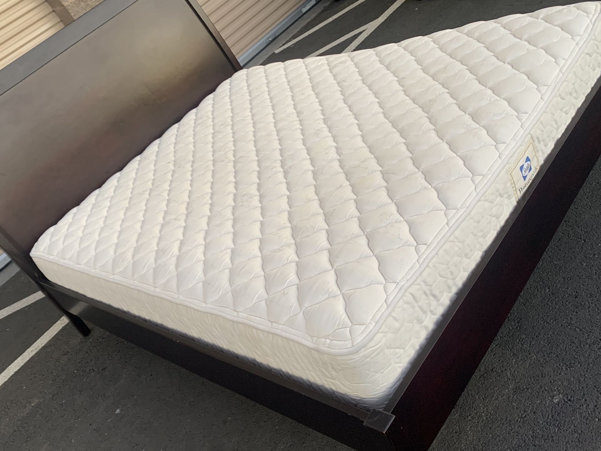 Queen Size Bed With Mattress /Cama Tamaño Queen Con Colchon