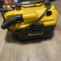 DeWALT CORDLESS 20V VACCUM