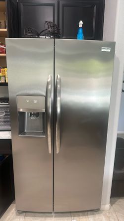 Frigidaire Gallery Refrigerator  With Ice Maker 