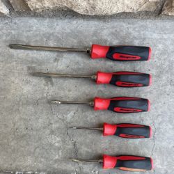 Snap-On 5 Screwdrivers red and black hard grip handle designed for comfort and a secure hold.