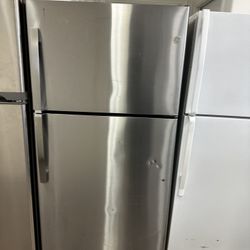 GE Stainless Steel Top And Bottom Refrigerator 