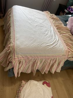 Twin Bed Skirt With Decoration Pillow