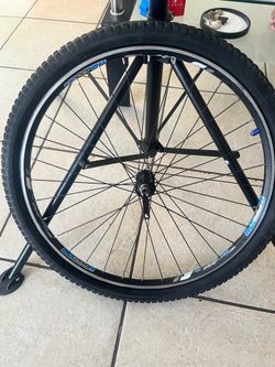Front wheel for bicycles 26” tires 1/2life, tube 👌, rim 👌. Ready to use it. Rueda delantera para bicicletas 26”