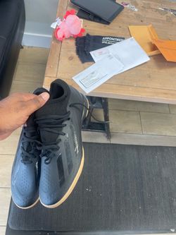 Indoor soccer shoes