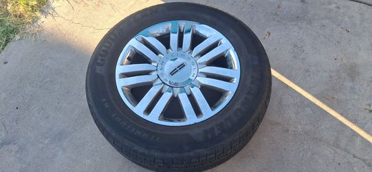 20" OEM Lincoln Navigator Wheel
