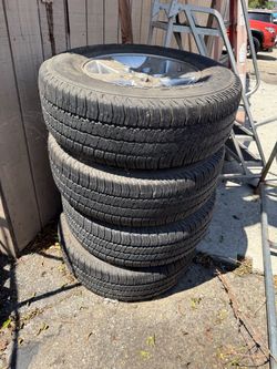 Jeep tires & Rims - like new - Goodyear 255 75 R17