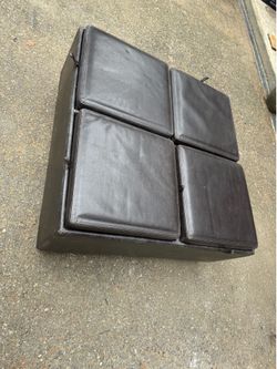 Square Ottoman with 4 Paddings