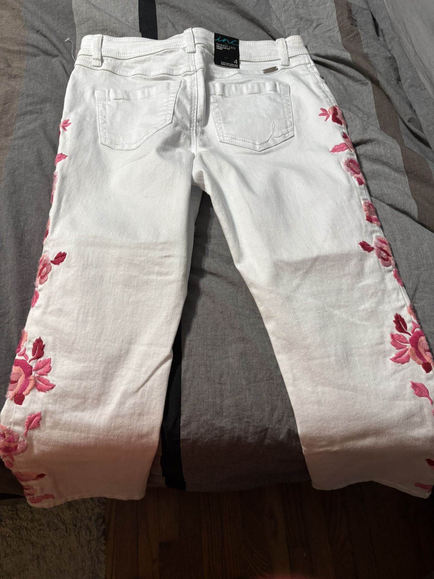 NWT Womens Size 4 Capris