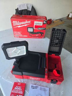 🔥$100 PRICE IS FIRM🔥 Milwaukee M12 12-Volt PACKOUT Flood Light w/USB Charging (Tool-Only)