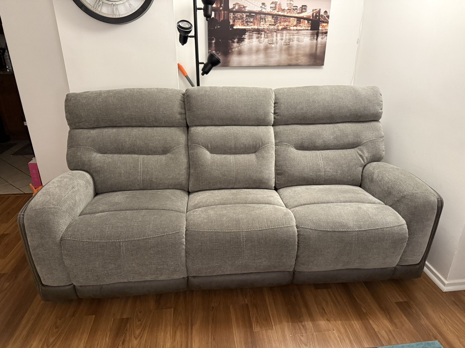 💺 Phantom Gray Reclining Sofa + Loveseat Set (Excellent Condition – Bob’s Discount Furniture)