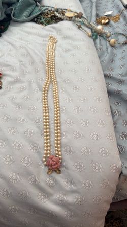 Vintage pearls with delicate bow claps