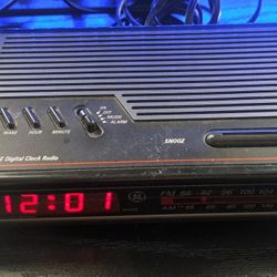 Vintage 1980s GE Digital AM/FM  Clock Radio Alarm Retro Model 7-4612A Tested