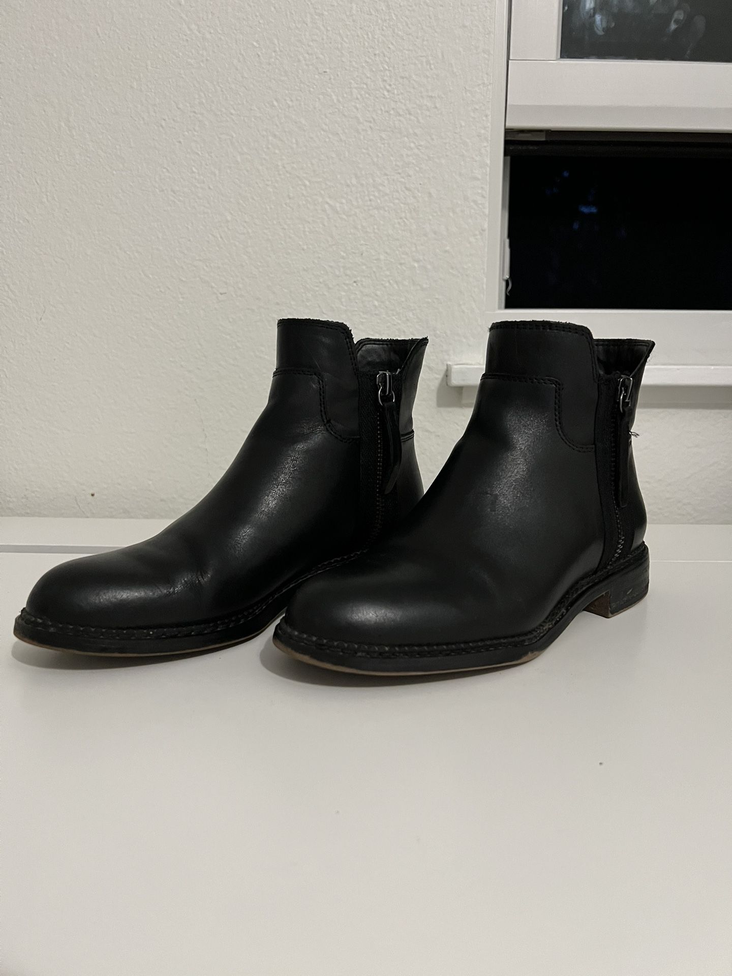 RAIN BOOTS