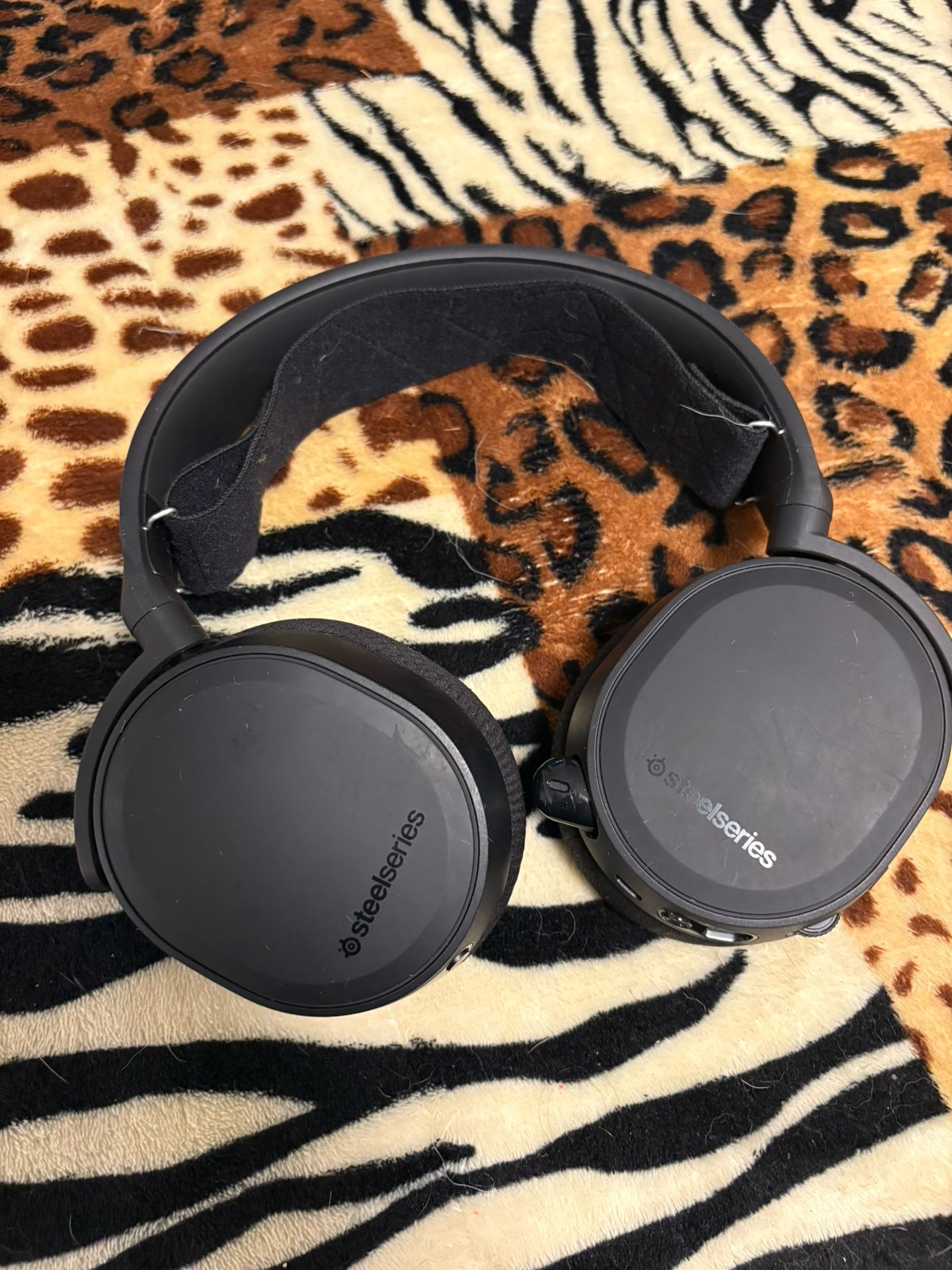 Black Steelseries Headphones