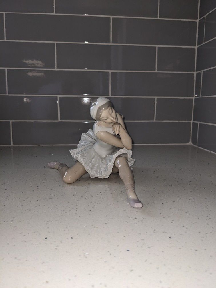 Lladro Porcelain Ballerina Figurine "Death Of The Swan"