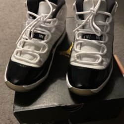 Jordan 11retro Size 2y 