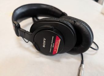 Sony MDR-V6 Studio Monitor Headphones 