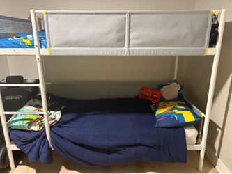 Twin bunk beds