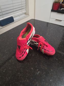 Size 2.5 like new kids Adidas Predators FG