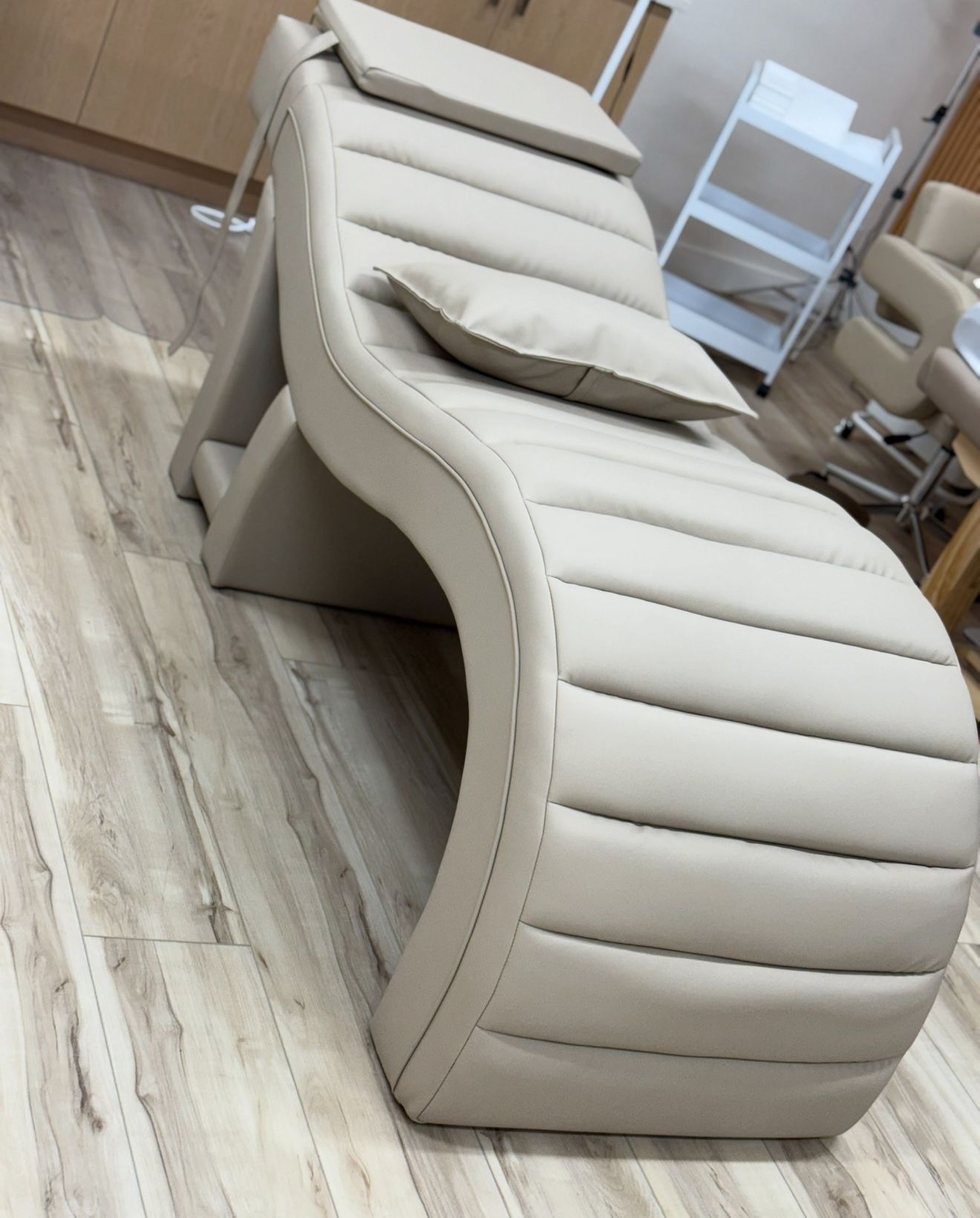 Curved Lash Bed - Brand New