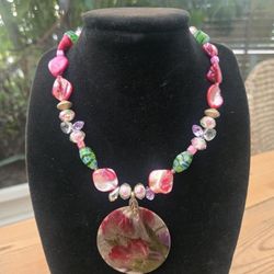 Carpi Shell w/ M.O.P ,crystal Necklace 