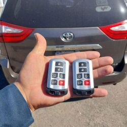 Car Keys And Remotes  / Llaves De Carro Y Controlles 