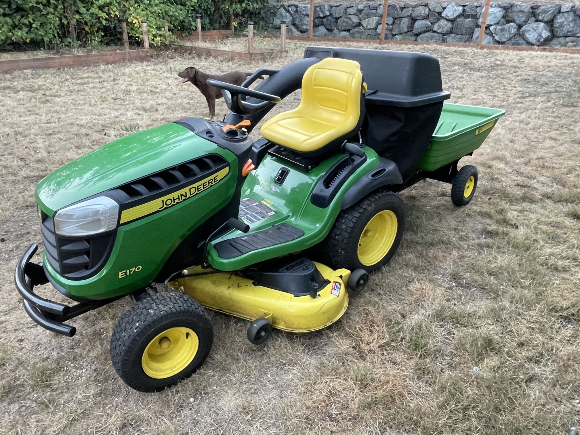 JOHN DEERE E170 Riding Lawn Mower With Bagging System And Trailer Low