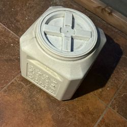 25 Pound Pet Food Vault