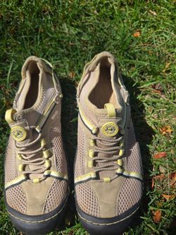 J-41 women's shoes. Size 8m. Slight damage on the toes shown in photos.