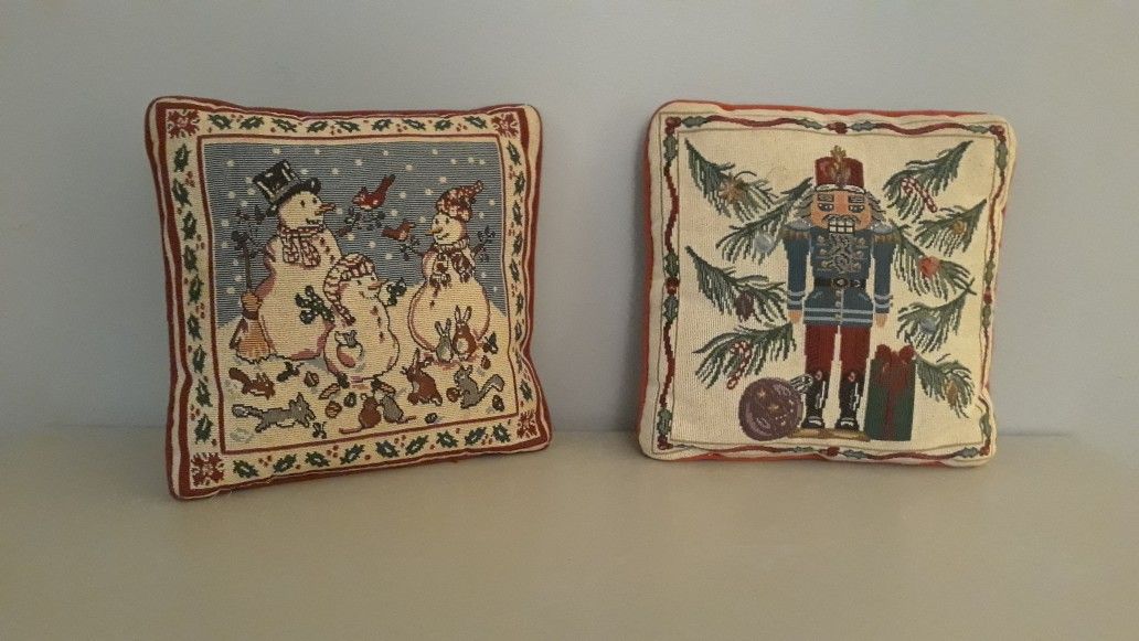 Christmas Throw Pillows. 2