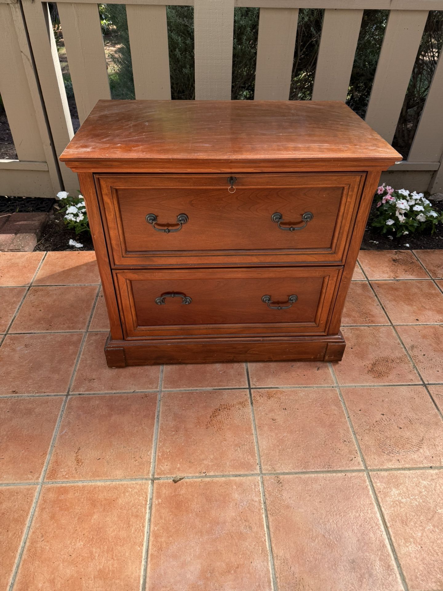 # 1 DEAL Cabinet