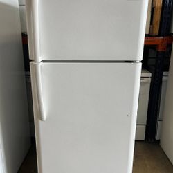 FRIGIDAIRE TOP FREEZER REFRIGERATOR IN WHITE