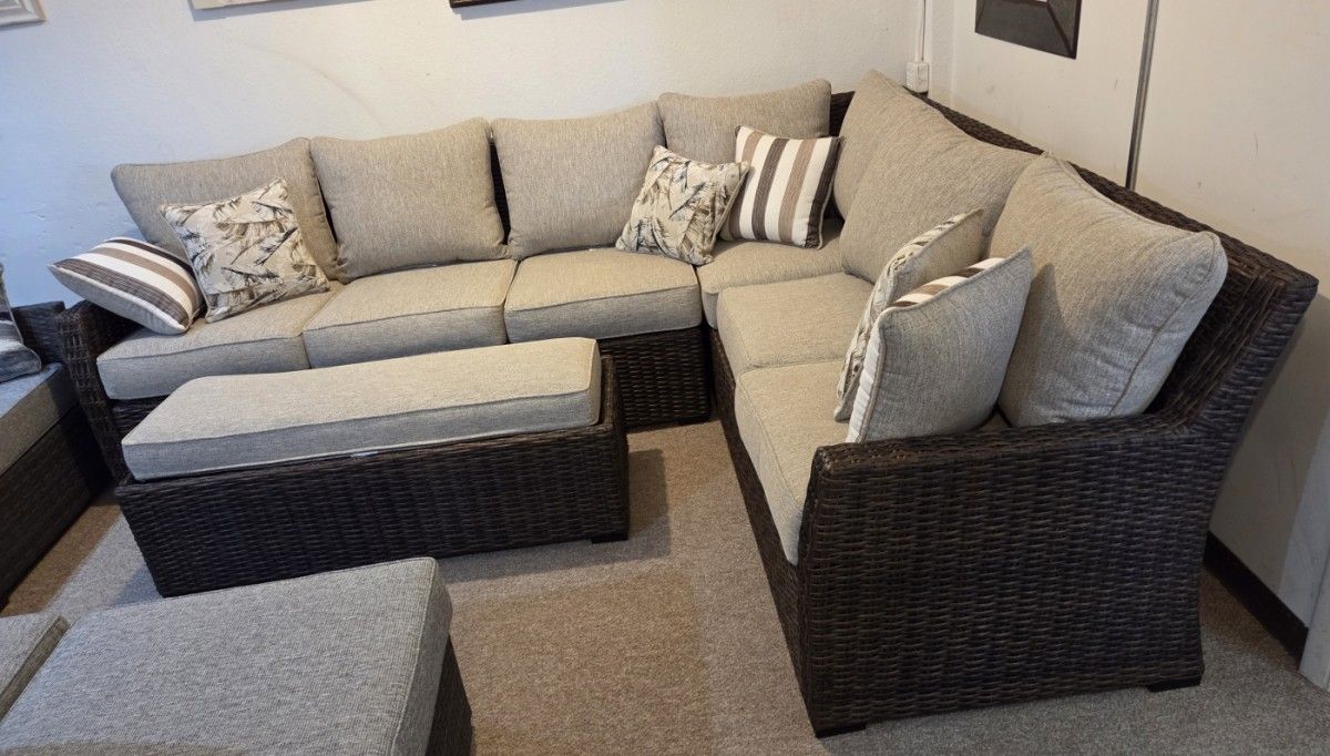 Outdoor Sectional w/ Ottoman New